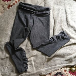 Vogo Athletica Ruffled Capri Yoga Pants